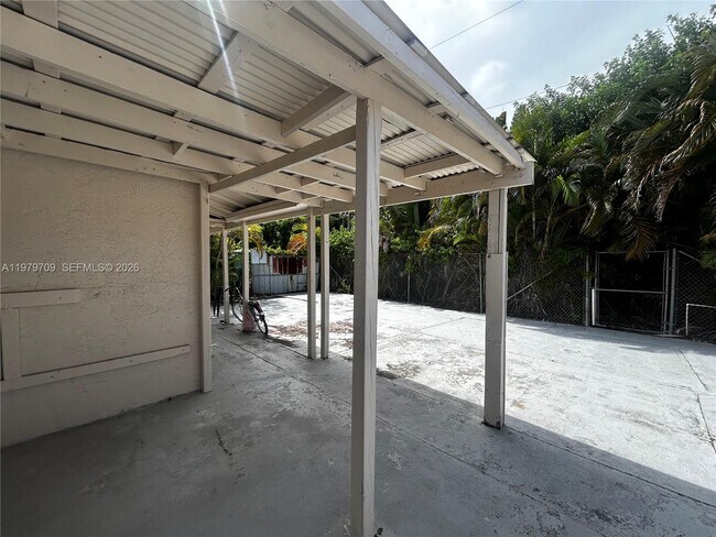 Building Photo - 916 SW 10th St