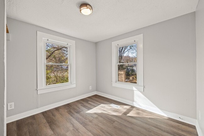 Building Photo - Freshly painted 3-bed, 2-bath home in the firestone are of Gastonia!