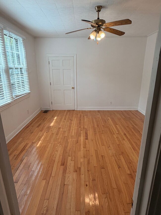 Building Photo - Large 3BD/2BA House Uptown with Driveway and Fenced Backyard