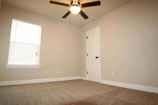 Building Photo - 1324-1328 White Sand Dr