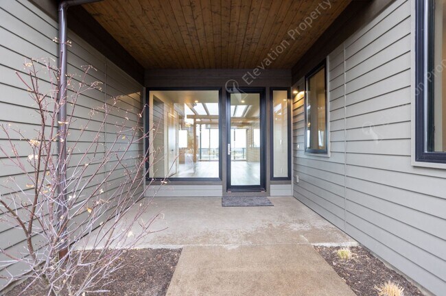 Building Photo - Exquisite Tetherow Living with Resort Memb...