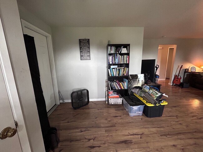 Building Photo - 3 Bed, 1 Bath Home in Ferndale with Garage