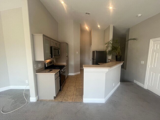 Building Photo - 2 bedroom 2 bath condo Gated community Nor...