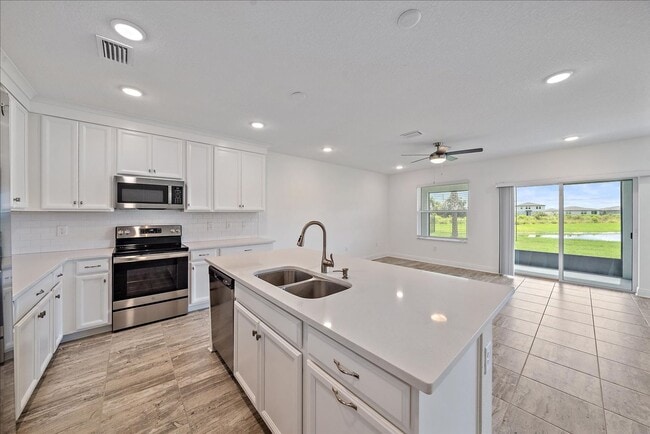 Building Photo - Beautiful Annual 4 Bedroom 2 Bath Single F...