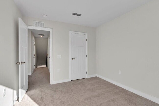 Building Photo - Charming 3-Bed Townhouse Oasis in Greenvil...