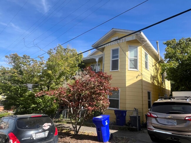 Building Photo - 2-Bedroom Crockett Lower Duplex Unit Avail...