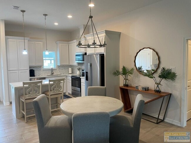 Building Photo - 15 S Bay Hill Dr