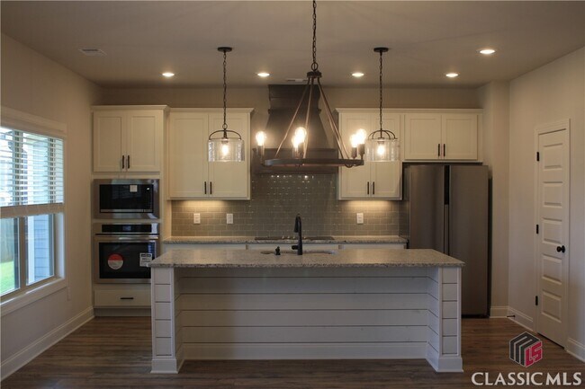Building Photo - 305 Ridge Pointe Drive