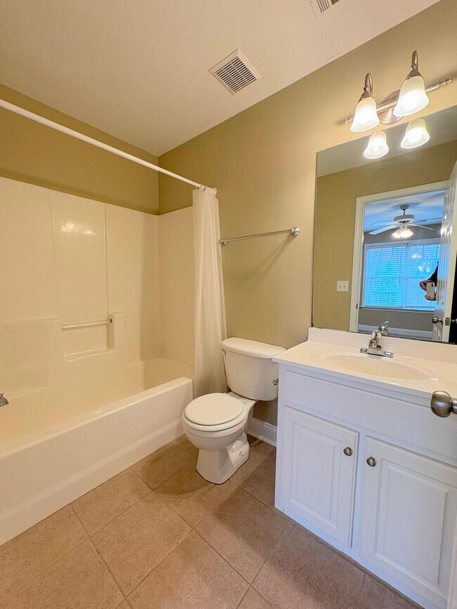 Building Photo - AVAILABLE NOW!  2-bedroom |  2.5-bathroom condo—move-in ready | Easy Access to Downtown Athens