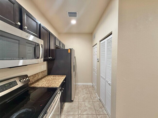 Building Photo - 9252 SW 171st Ct