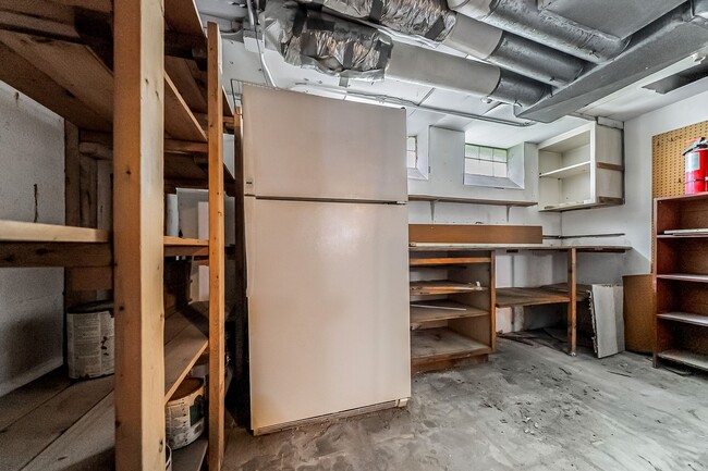 Building Photo - Beautiful 3 beds, 1.5 bathroom home with b...