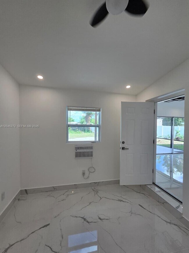 Building Photo - 305 SE Airoso Blvd