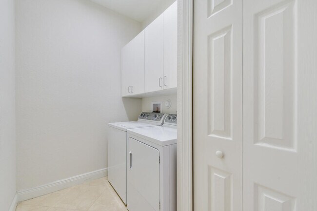 Building Photo - 4644 Cadiz Cir