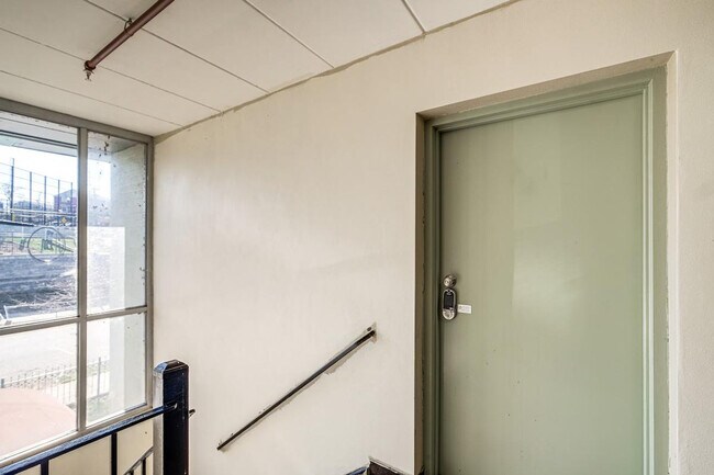 Building Photo - 450a Condon Terrace SE