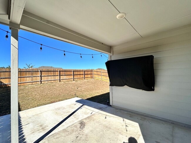 Building Photo - Move-In Ready Home with Open Layout & Outdoor Entertaining Space