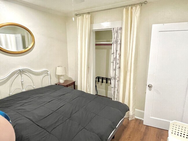 Building Photo - Woodstock area, 1 bedroom, 1 bath with finished basement