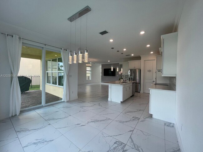 Building Photo - 3990 Pelicano Way