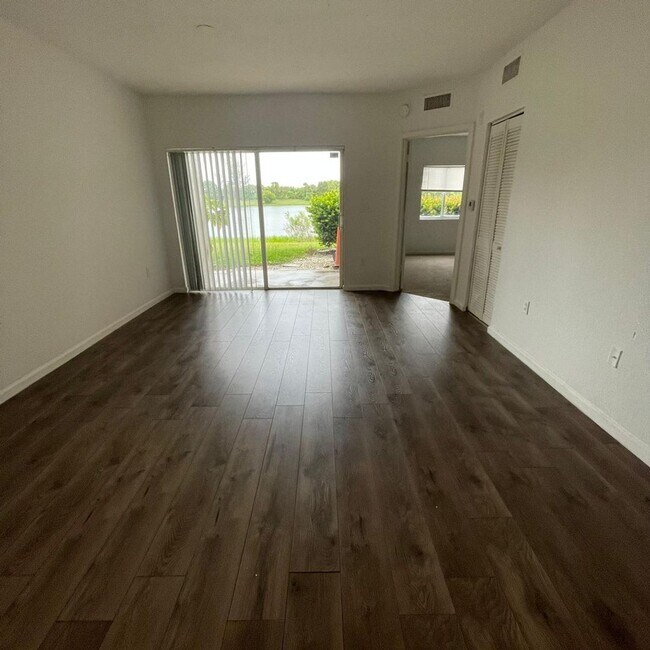 Building Photo - 1157 Golden Lakes Blvd