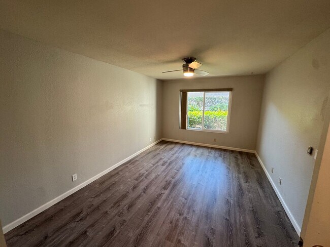Building Photo - 2Bed - 2Bath ground level