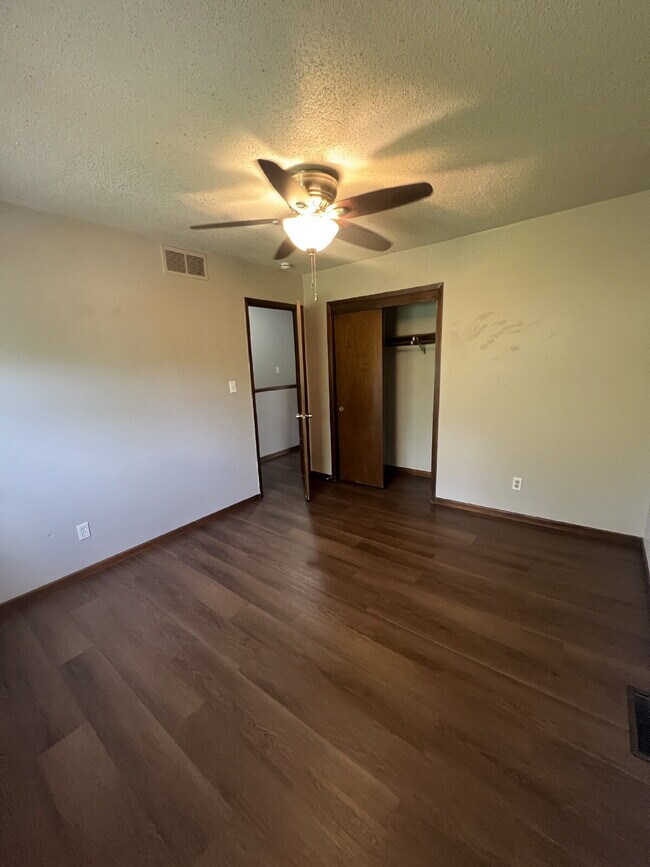 Building Photo - 2 Bedroom Duplex on South Side of Des Moin...