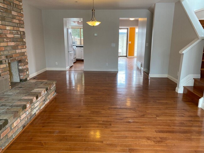 Building Photo - 4 Bed 3.5 Bath Wonderland Hill Townhouse