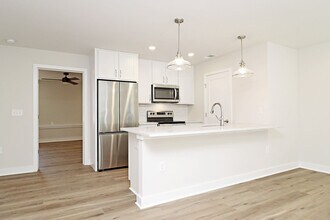 Building Photo - Dog-Friendly End-Unit Apartment With $500 ...
