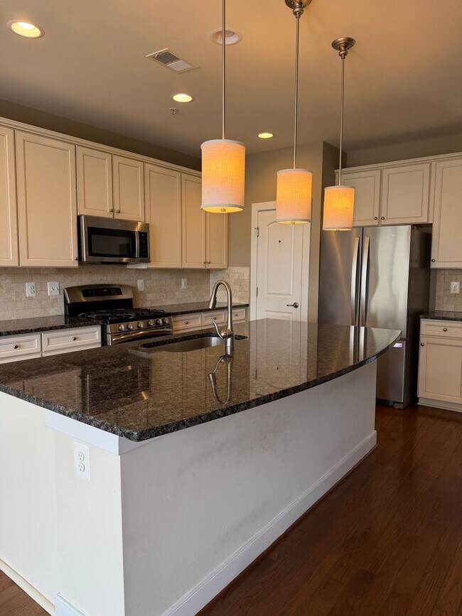 Building Photo - 4 LEVEL TOWNHOUSE WITH 2 CAR GARAGE, WALKING DISTANCE TO DOWNTOWN CROWN