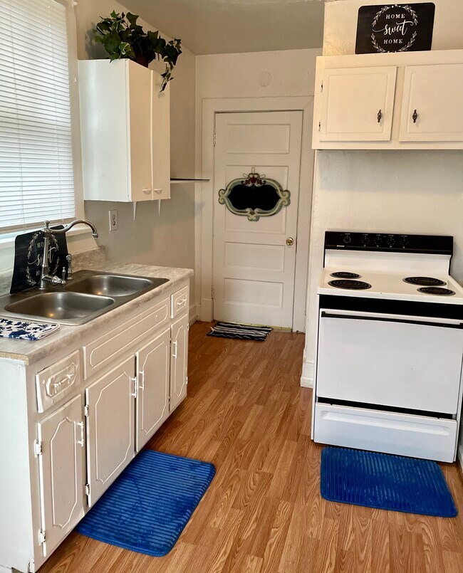 Building Photo - 858 Gracey Ave