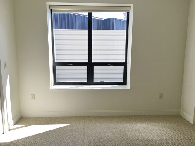 Building Photo - 875 Elm St