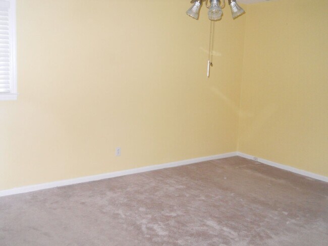 Building Photo - Cute home off Jerry Jones