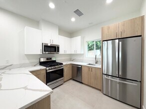 Building Photo - AVAILABLE NOW!! Beautiful 3 Bedroom 2 Bathroom Home in Cathedral City