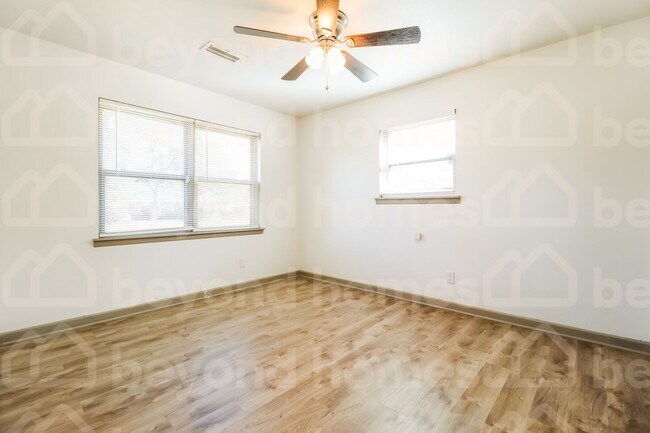 Building Photo - Beautiful lake views with this renovated 4...