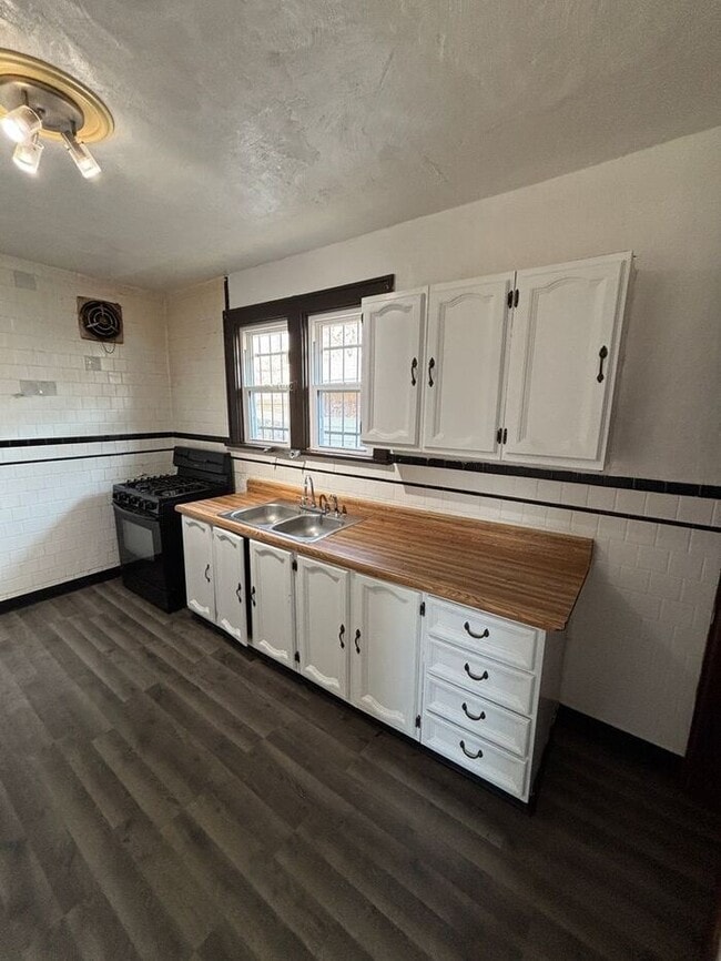 Building Photo - Charming 2-Bedroom Home with Fenced Yard i...