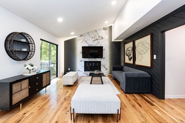 Building Photo - Ultra Modern Three Bedroom Home!