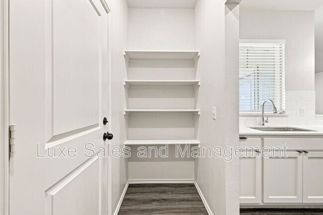 Building Photo - 10912 Oak Hollow Dr