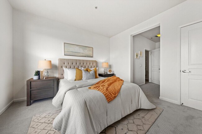 Building Photo - Epic REA - Top floor, Sweeping Views, 3 BR...