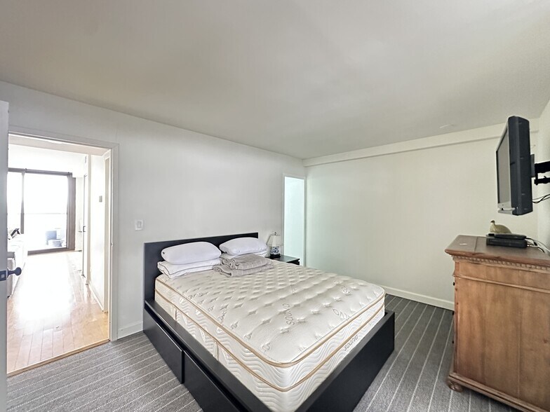 Building Photo - 6701 S Crandon Ave