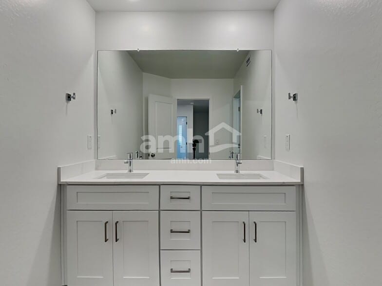 Building Photo - 9717 W Tamarisk Ave
