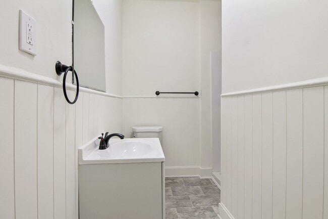 Building Photo - Inviting 3 Bedroom, 1.5 Bathroom Home in Harrisburg, Pa!