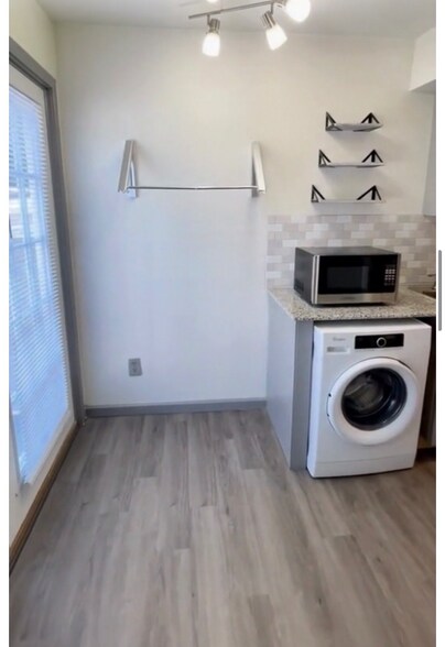 Building Photo - 109 College St