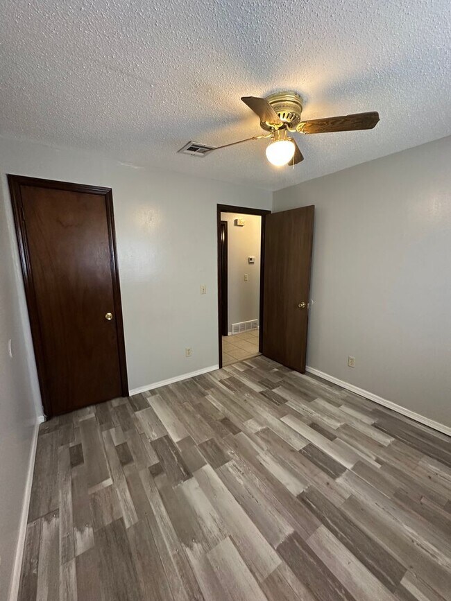 Building Photo - 3904 Overland Dr