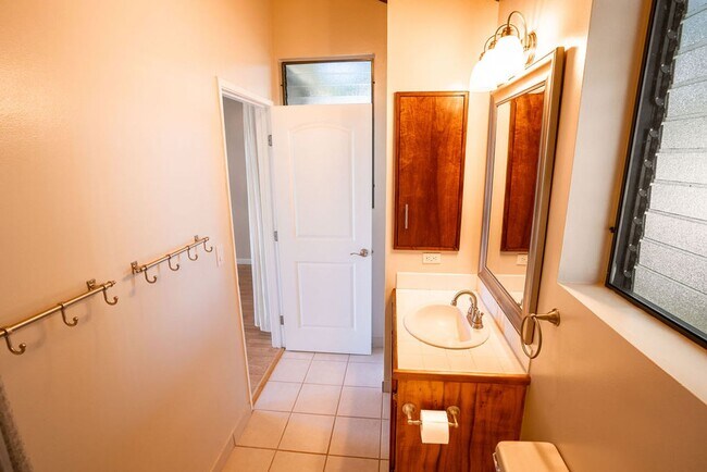 Building Photo - Unfurnished 3 bedroom 3 bath condo with oc...