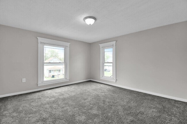 Building Photo - Large Single Family Rental - Available Now