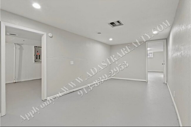 Building Photo - 8605 Spring Valley Rd