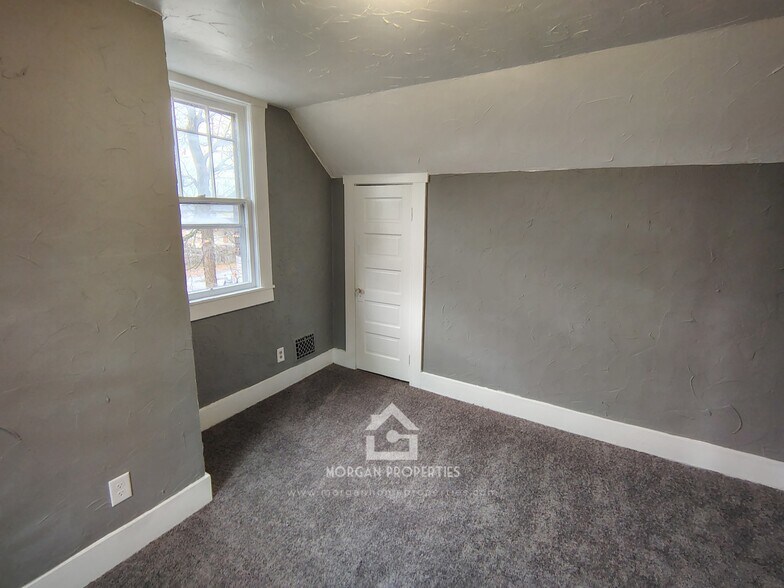 Building Photo - 227 W 12th St