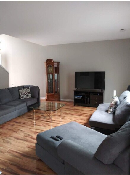 Building Photo - 481 Metropolitan St