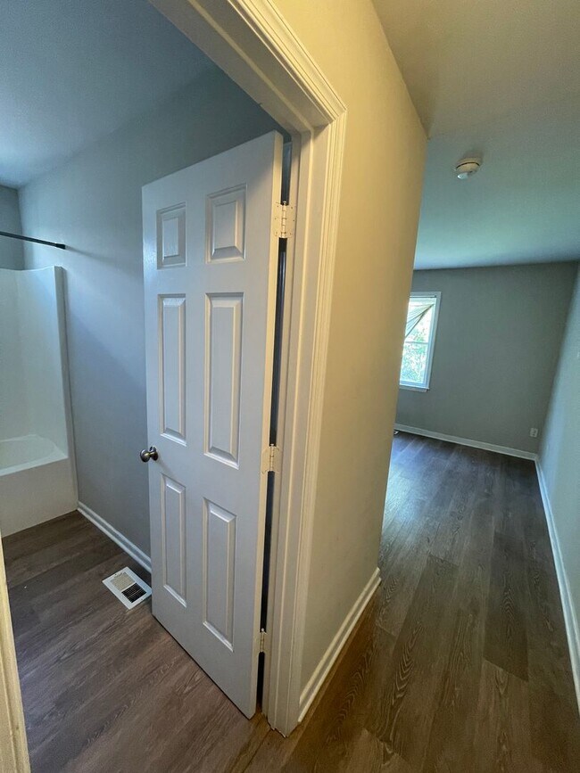 Building Photo - 1802 Parkwood Ave