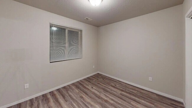 Building Photo - 3 bedroom 2 bathroom townhome with 1 car garage