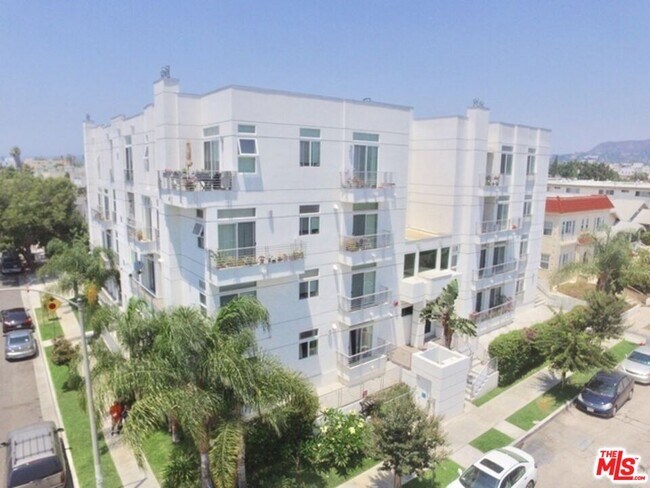 Building Photo - 401 N Serrano Ave