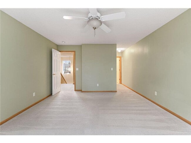 Building Photo - 2 BR/3 BA Townhome in Lakeville!